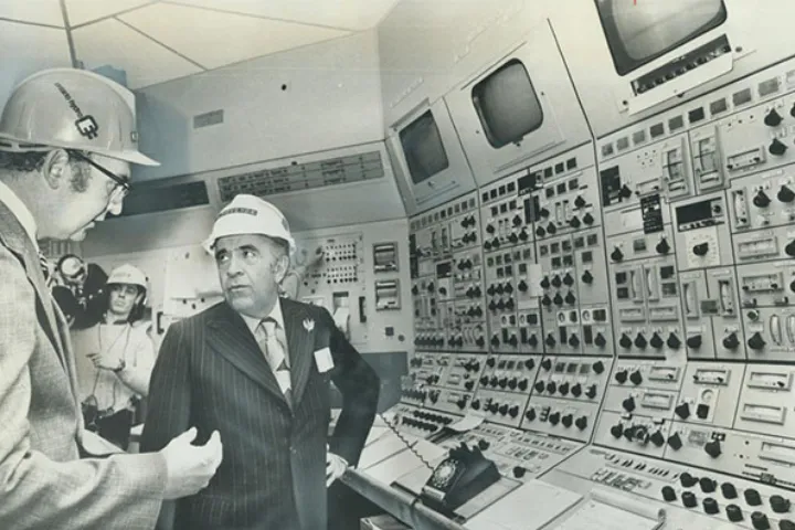 وقتی امیرعباس هویدا برای خرید راکتور هسته‌ای به کانادا آمد